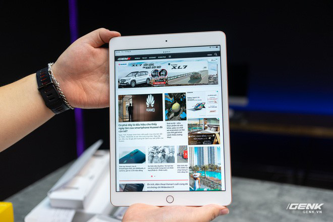 Trên tay iPad 8 tại VN: Chip A12 Bionic và sạc nhanh vớt vát thiết kế nhàm chán - Ảnh 4.