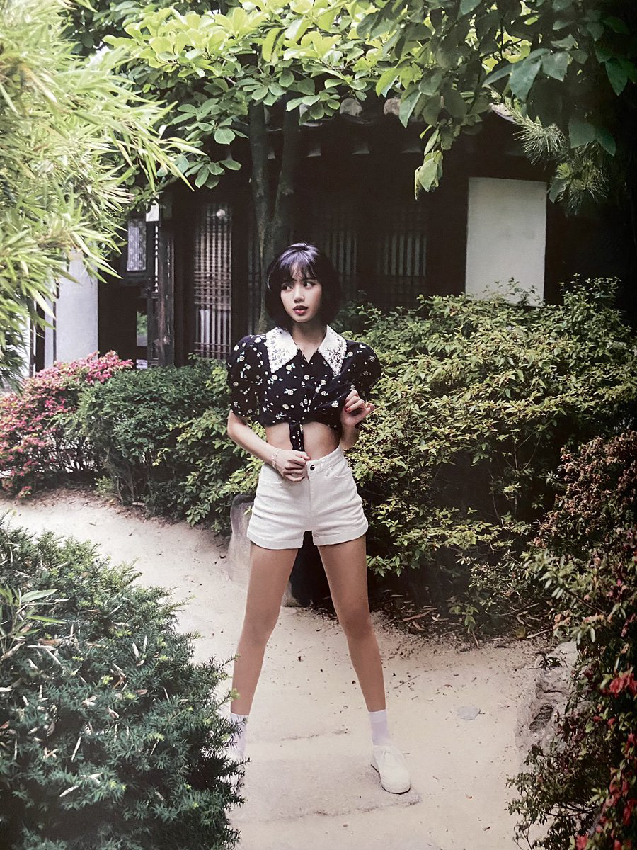 After this set of photos, let's call Lisa (BLACKPINK) a goddess!  Photo 11.