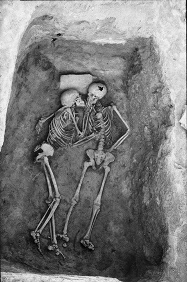 Phát hiện bộ hài cốt 2.800 năm tuổi, các nhà khoa học sửng sốt vì tư thế lạ, hé lộ chuyện tình của người xưa khiến con cháu ngày nay phải nể - Ảnh 1.