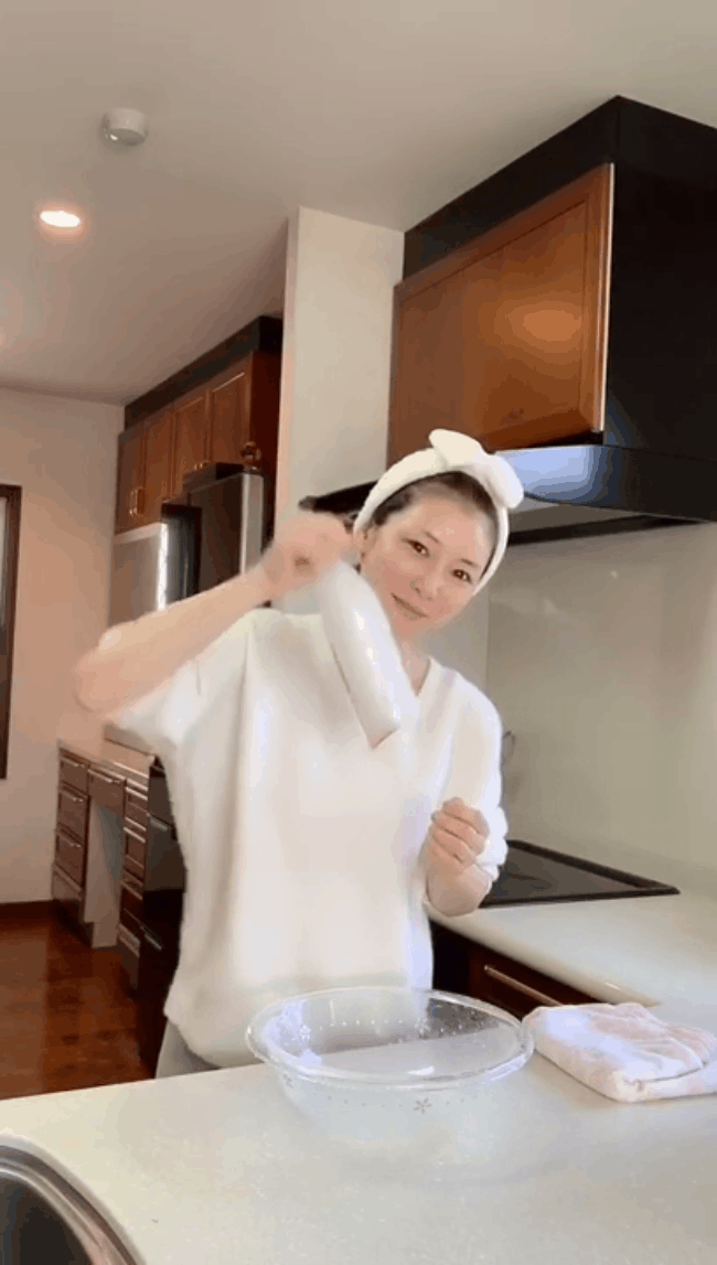 Rửa mặt theo cách của phụ nữ Nhật, Thiều Bảo Trang khoe thành quả da căng mịn trắng sáng - Ảnh 10.