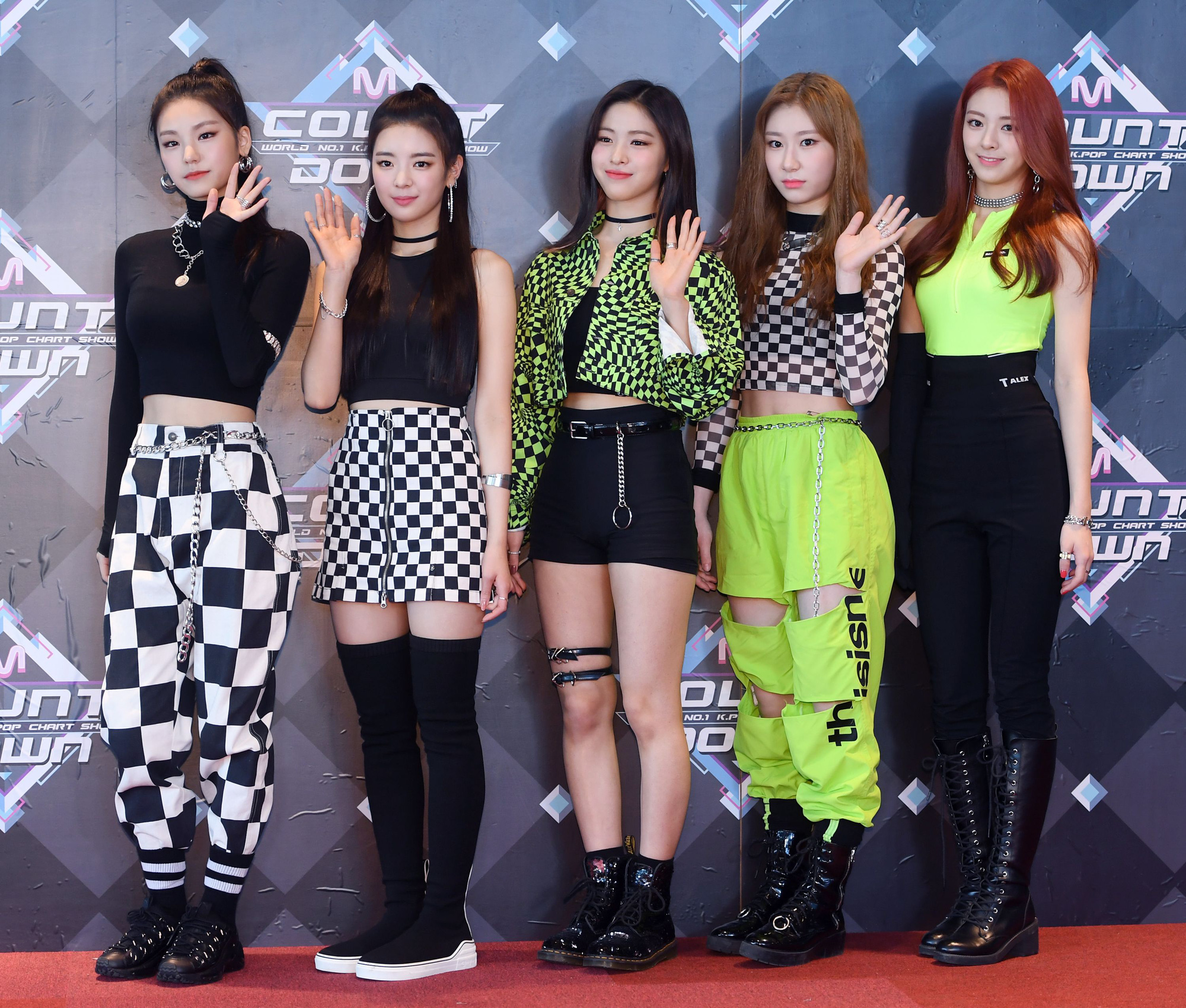 Pop стиль одежды. Кпоп группа Itzy. Участницы k-Pop группы Itzy. Блэк Пинк и Итзи. Группа Itzy участницы 2021.