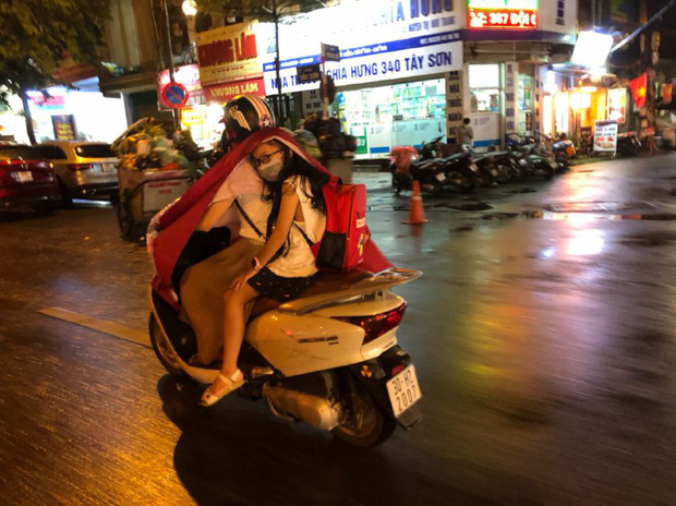 Hanoi had a terrible congestion day: after school starting at 17:00, but at 20:00, there were still many cars with moving students - Photo 9.