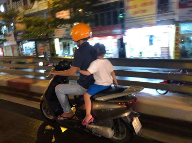 Hanoi had a terrible congestion day: After school starting at 17:00, there were still many cars transporting students in motion - Photo 10.