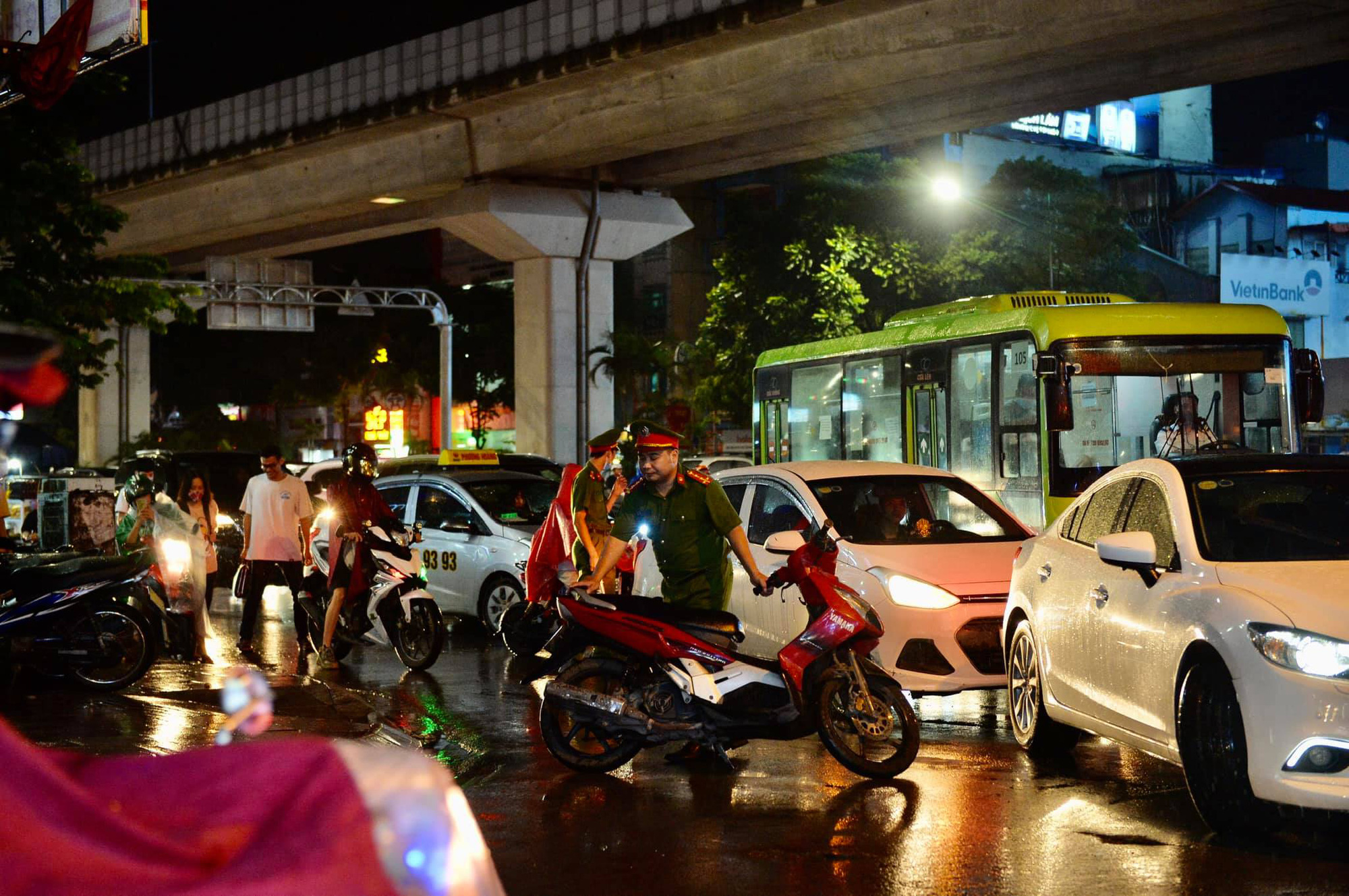 Hanoi had a terrible congestion day: after school starting at 17:00, but there were still many cars transporting students to get around - Photo 4.