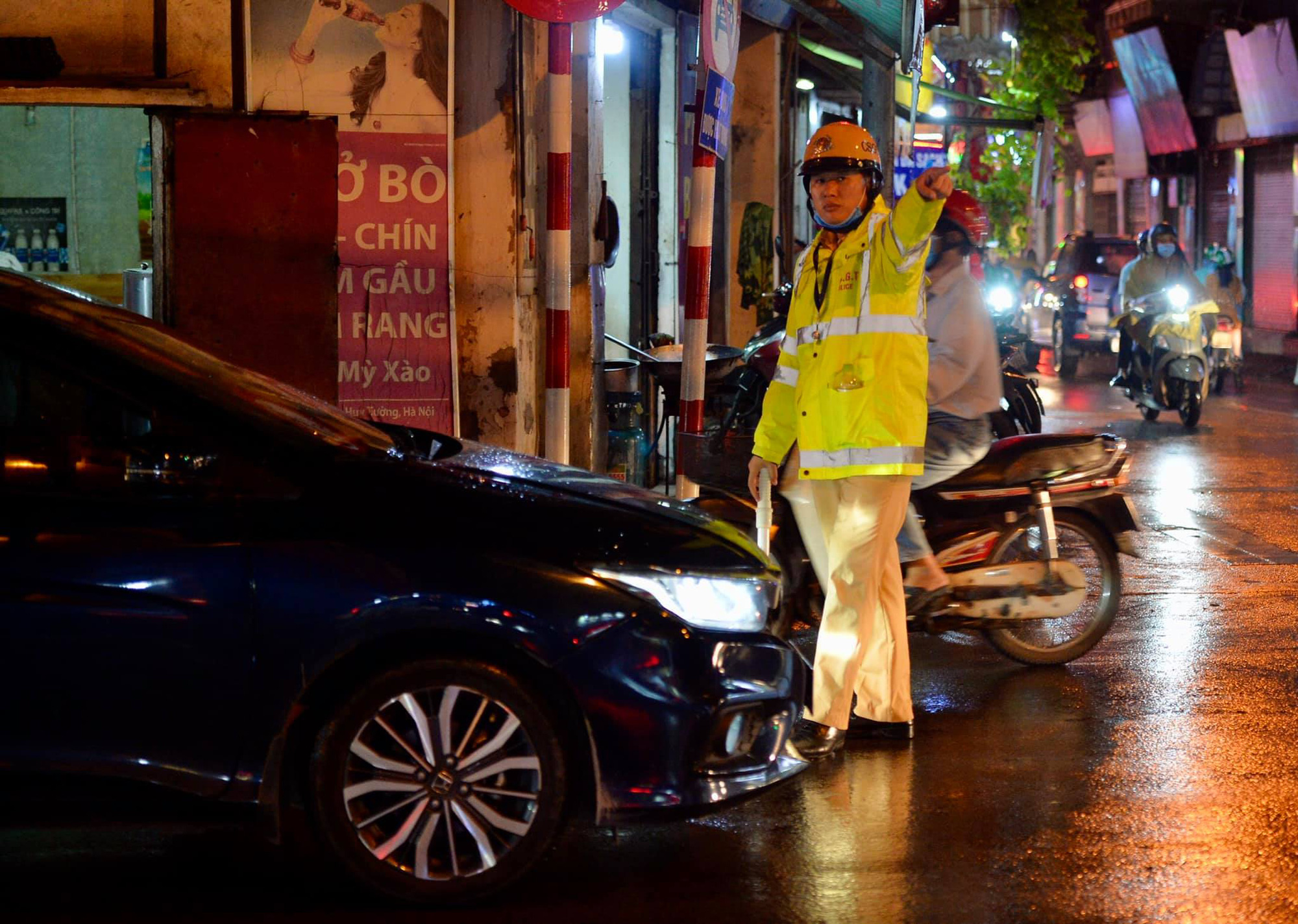 Hanoi was congested on a day of terrible congestion: after school starting at 17:00, but at 20:00, there are still many cars with students moving - Photo 5.