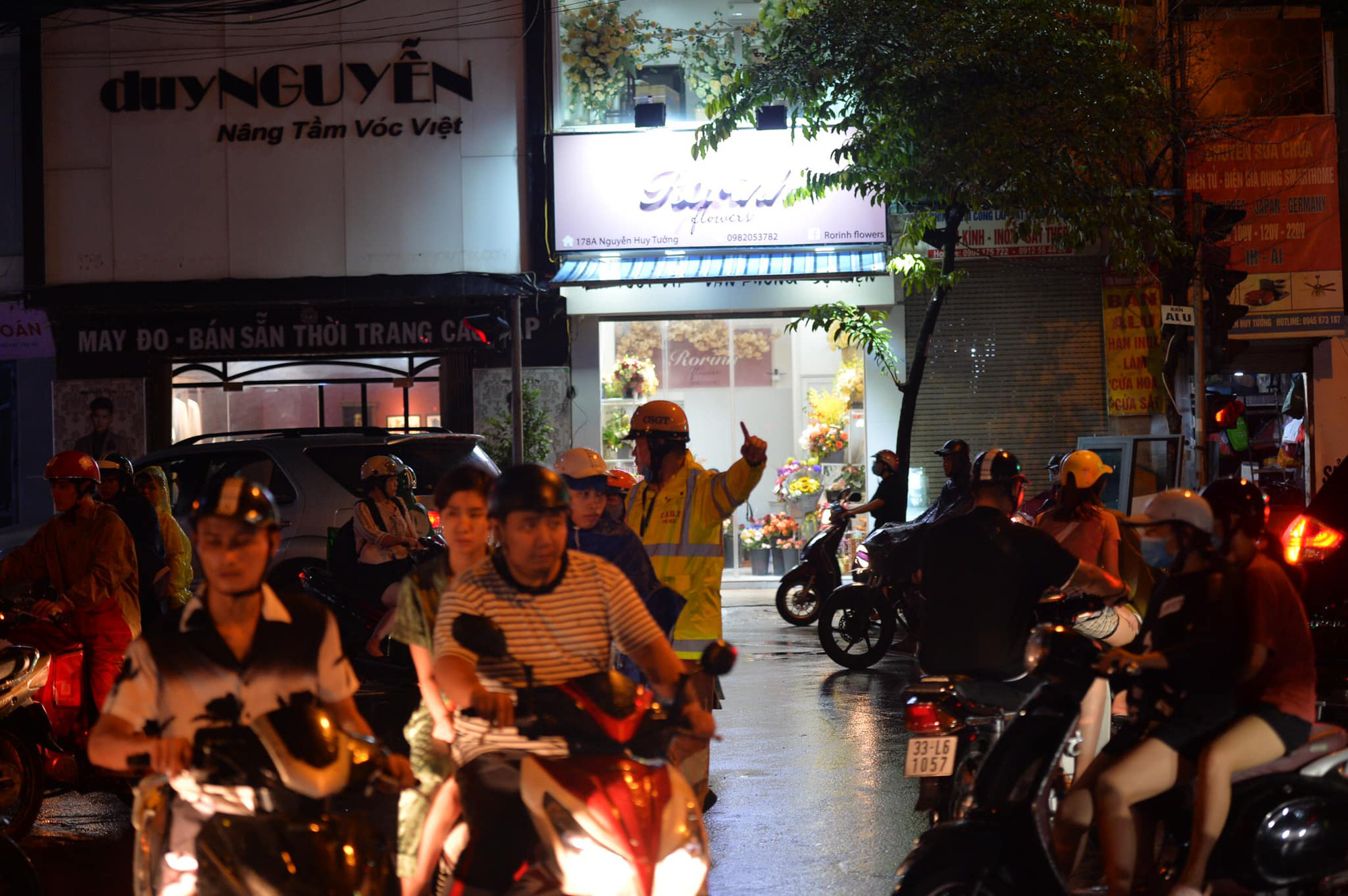 Hanoi had a terrible congestion day: after school starting at 17:00, but at 20:00, there were still many cars with moving students - Photo 6.