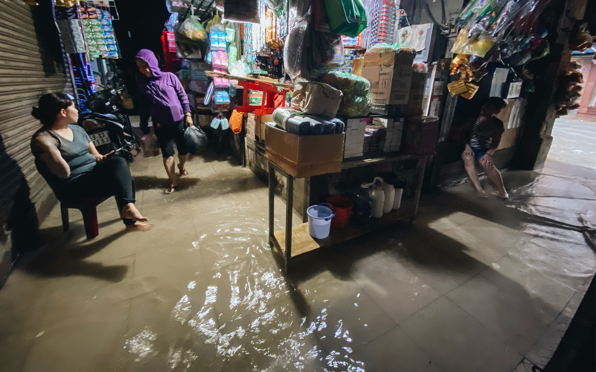 TP.HCM: Chợ Thủ Đức ngập nặng từ trong ra ngoài do mưa lớn, nhiều tiểu thương “khóc ròng”