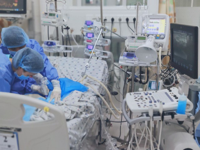Bé 2 tháng tuổi vào viện với làn da màu xanh do ngộ độc nitrite - Ảnh 2.