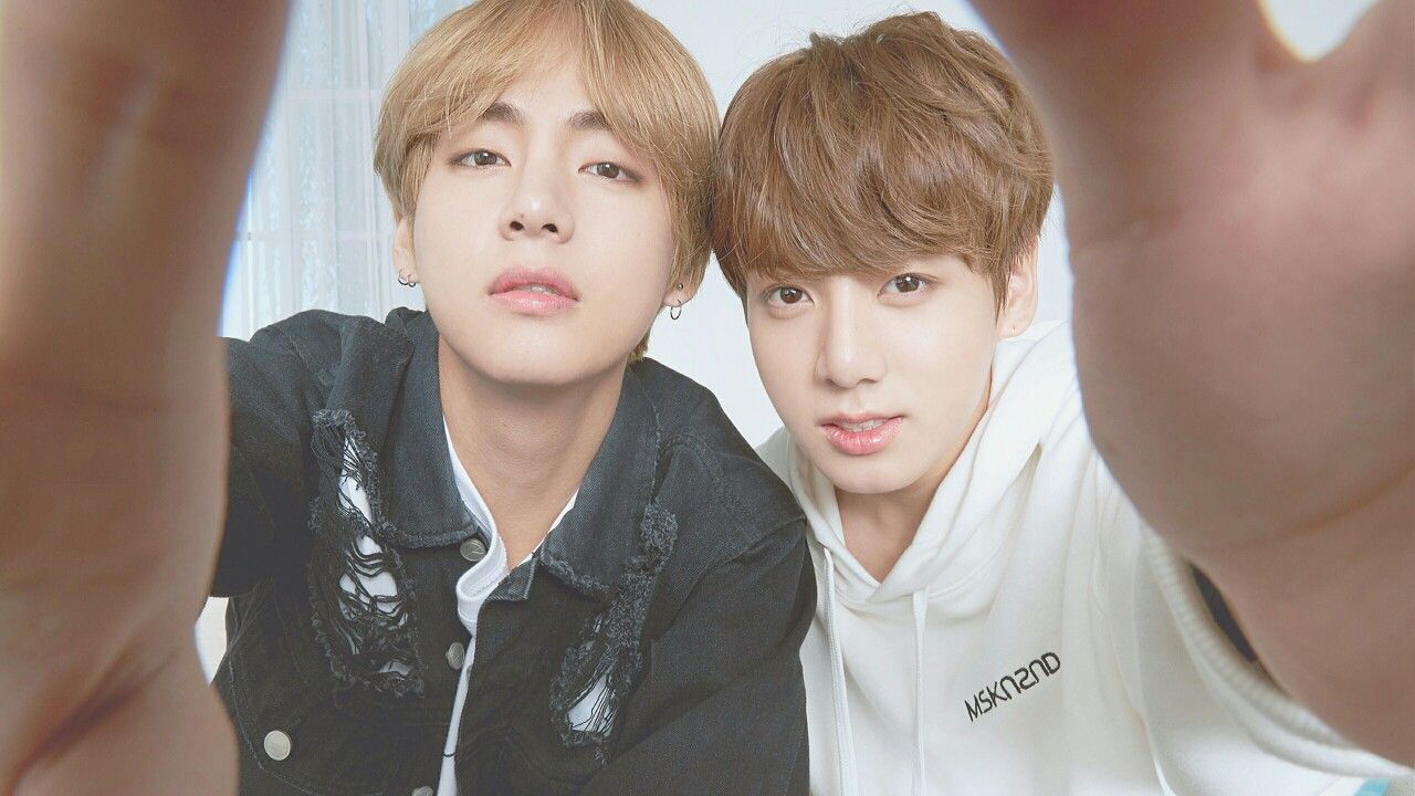 Jungkook tâm sự về V: "Có những lúc 2 đứa cảm thấy khó khăn khi đối mặt với nhau"