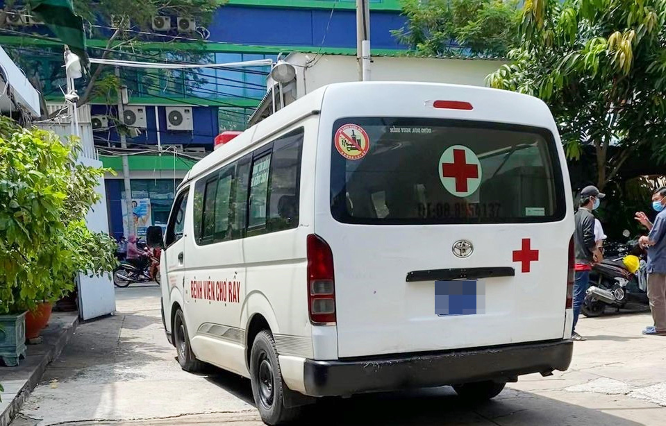 The unfortunate family of the victim who was crushed by a tree in Saigon: the couple was unemployed by Covid-19, the first child under 4 years old - Photo 1.