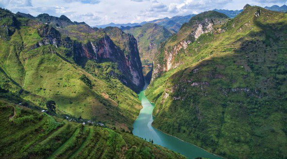 Lên Mã Pì Lèng không chỉ để chụp ảnh, giới trẻ thi nhau khoe trải nghiệm bộ môn mới ngay tại sông Nho Quế - Ảnh 1.