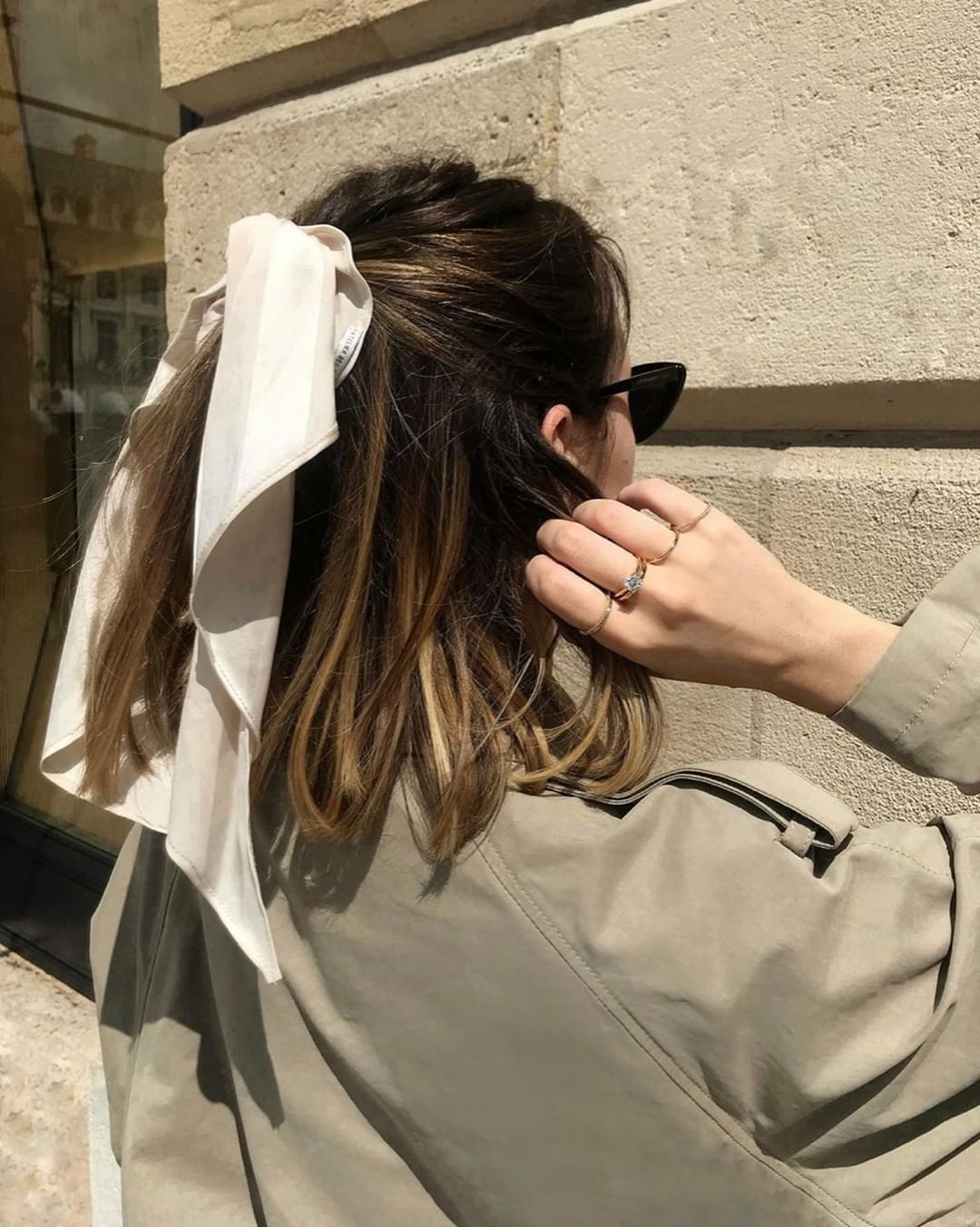 Gái Pháp mặc gì cũng sang và xinh lịm tim bởi họ rất ưu ái cho món phụ kiện nhỏ xinh này - Ảnh 12. Gái Pháp mặc gì cũng sang và xinh lịm tim bởi họ rất ưu ái cho món phụ kiện nhỏ xinh này - Ảnh 12.