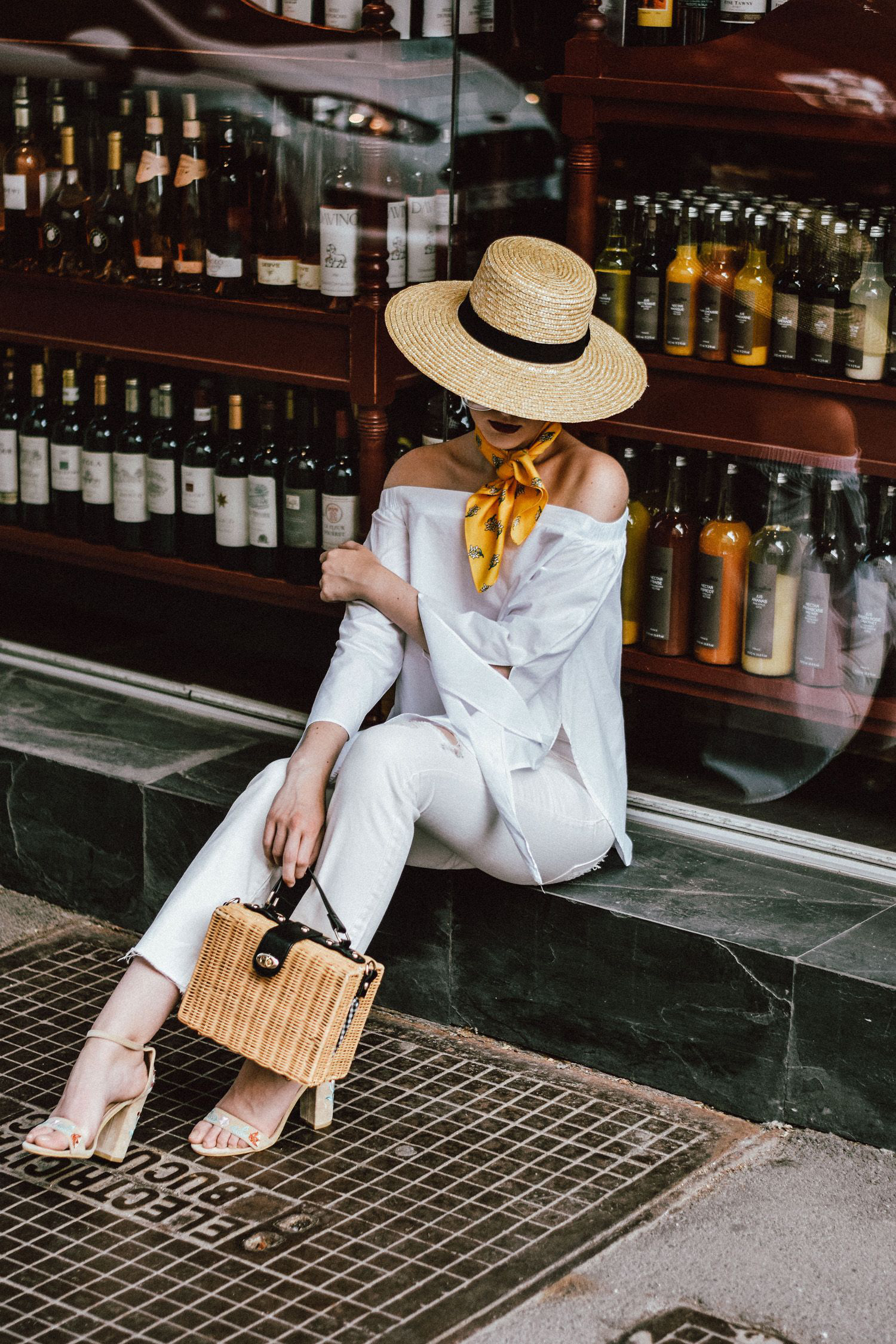 Gái Pháp mặc gì cũng sang và xinh lịm tim bởi họ rất ưu ái cho món phụ kiện nhỏ xinh này - Ảnh 6. Gái Pháp mặc gì cũng sang và xinh lịm tim bởi họ rất ưu ái cho món phụ kiện nhỏ xinh này - Ảnh 6.