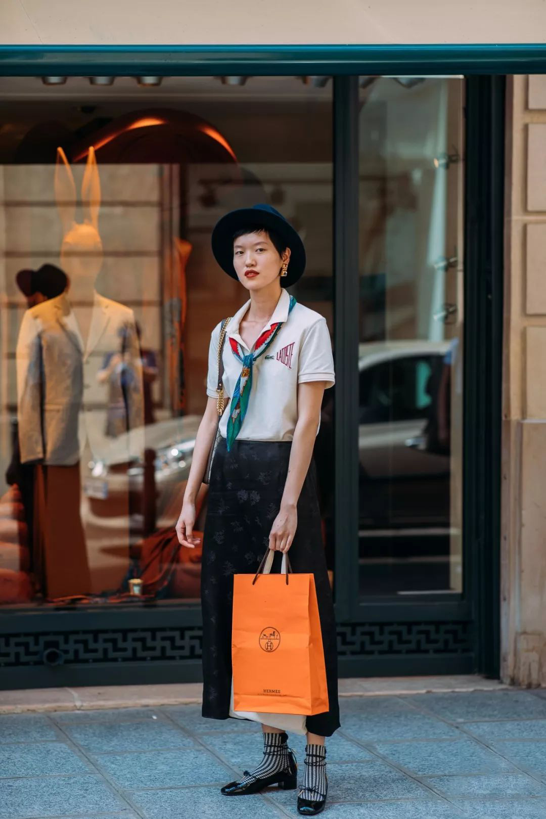 Gái Pháp mặc gì cũng sang và xinh lịm tim bởi họ rất ưu ái cho món phụ kiện nhỏ xinh này - Ảnh 7. Gái Pháp mặc gì cũng sang và xinh lịm tim bởi họ rất ưu ái cho món phụ kiện nhỏ xinh này - Ảnh 7.