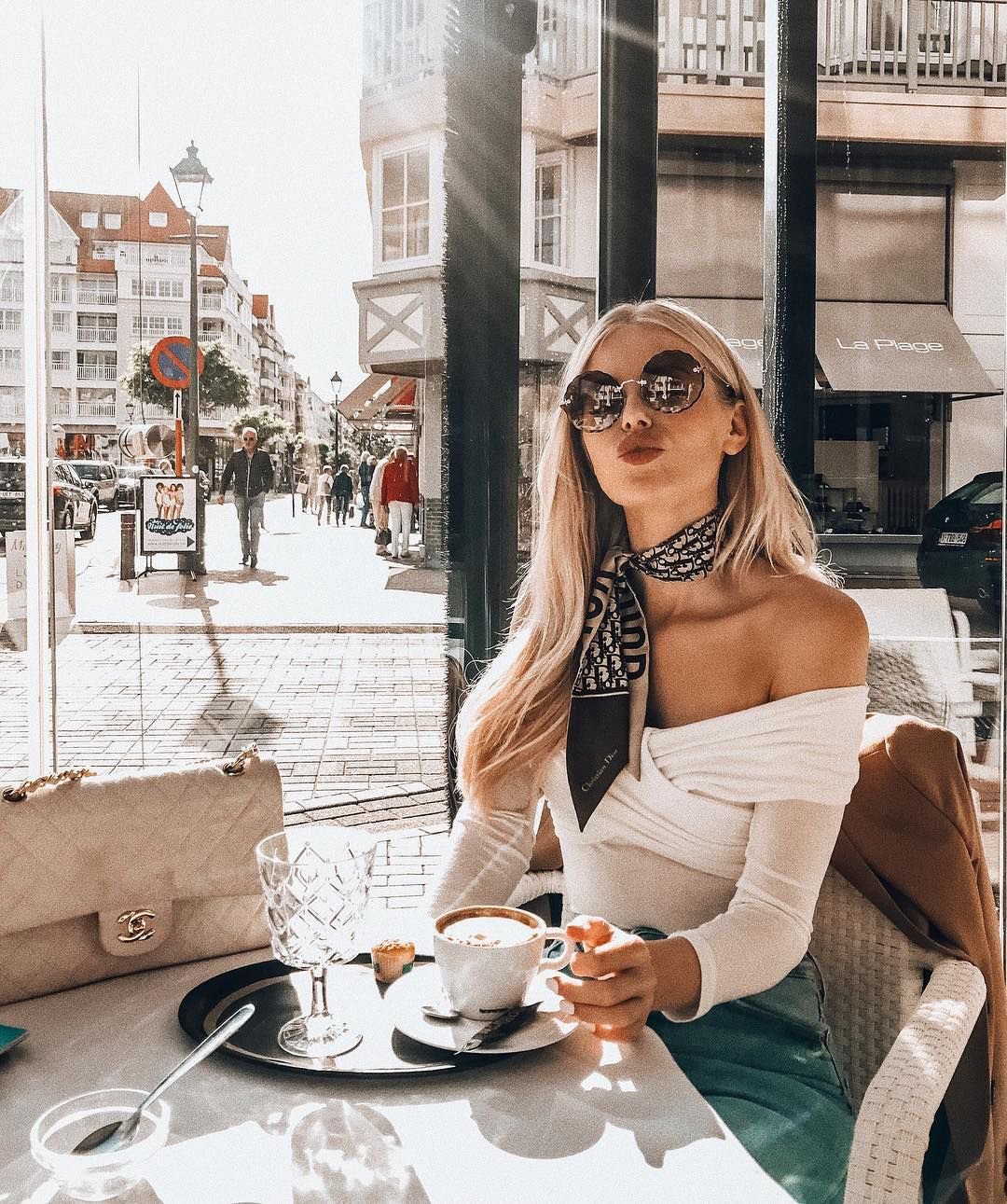 Gái Pháp mặc gì cũng sang và xinh lịm tim bởi họ rất ưu ái cho món phụ kiện nhỏ xinh này - Ảnh 9. Gái Pháp mặc gì cũng sang và xinh lịm tim bởi họ rất ưu ái cho món phụ kiện nhỏ xinh này - Ảnh 9.