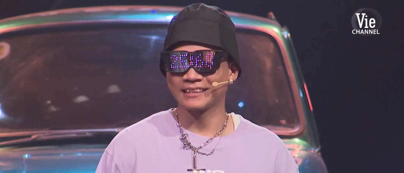 Đeo cặp kính quá độc, Wowy được Trấn Thành đặt biệt danh mới là... tòa soạn: Sơ hở cái là lên trang bìa liền - Ảnh 2. Đeo cặp kính quá độc, Wowy được Trấn Thành đặt biệt danh mới là... tòa soạn: Sơ hở cái là lên trang bìa liền - Ảnh 2.