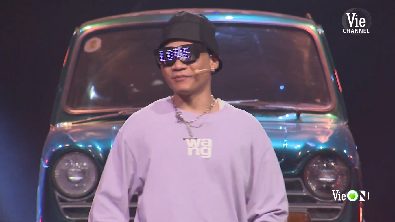 Đeo cặp kính quá độc, Wowy được Trấn Thành đặt biệt danh mới là... tòa soạn: Sơ hở cái là lên trang bìa liền - Ảnh 4. Đeo cặp kính quá độc, Wowy được Trấn Thành đặt biệt danh mới là... tòa soạn: Sơ hở cái là lên trang bìa liền - Ảnh 4.