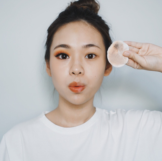 Beauty blogger cảnh báo: Chị em đang huỷ hoại chính làn da của mình ngay từ bước tẩy trang - Ảnh 1.