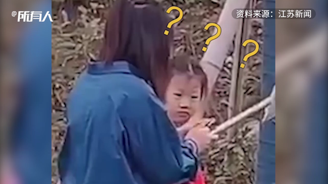 &Ocirc;ng bố bất ngờ nằm bất động b&ecirc;n đường khi đi đ&oacute;n con, con g&aacute;i hoảng sợ khi gọi m&atilde;i kh&ocirc;ng dậy, nguy&ecirc;n nh&acirc;n đằng sau g&acirc;y tranh c&atilde;i - Ảnh 2.