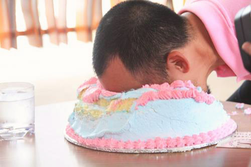 Bức ảnh khiến nhiều người giật mình sợ hãi nghĩ lại trò úp bánh kem vào mặt, mối nguy hiểm quả thật rất khôn lường - Ảnh 1.
