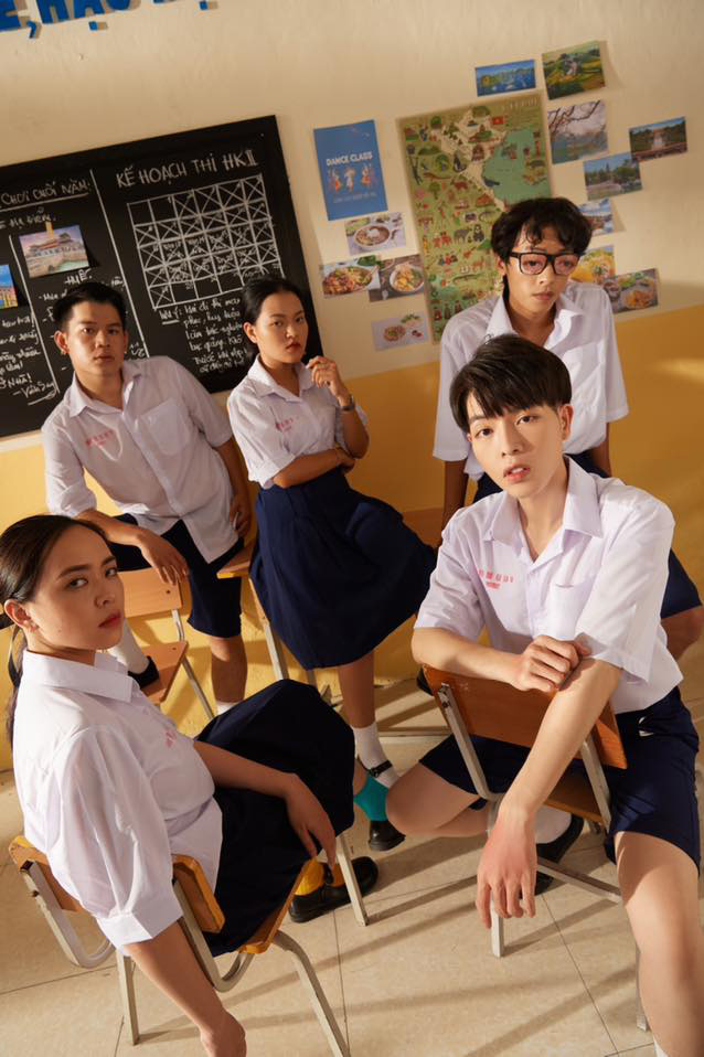 Ra MV bạc tỷ về thời học tr&ograve; Việt nhưng lại mặc đồng phục Th&aacute;i Lan, Đức Ph&uacute;c khiến d&acirc;n mạng đặt c&acirc;u hỏi to đ&ugrave;ng - Ảnh 4.