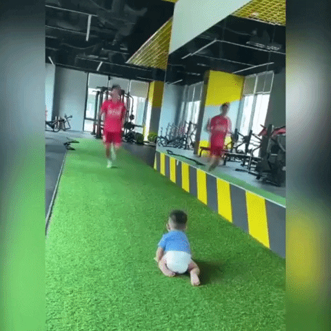 Ph&igrave; cười với Đỗ H&ugrave;ng Dũng: Đưa con đi tập v&agrave; trở th&agrave;nh cậu b&eacute; marker cực đ&aacute;ng y&ecirc;u - Ảnh 1.