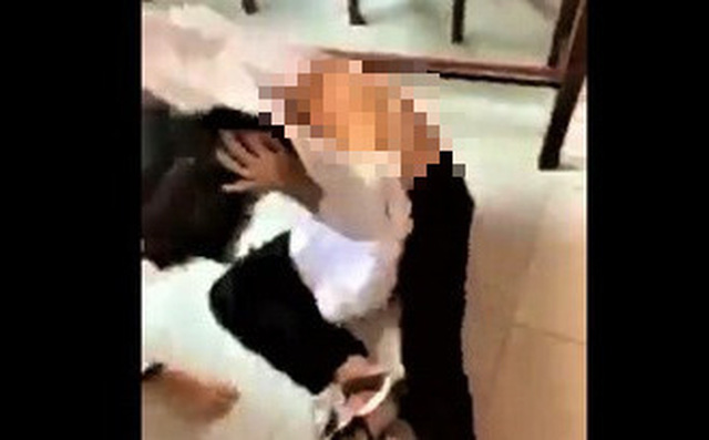 Nữ sinh bị nhóm bạn xé áo, cầm ghế nhựa đánh vào đầu ngay giữa lớp đang bị hoảng loạn - Ảnh 1.