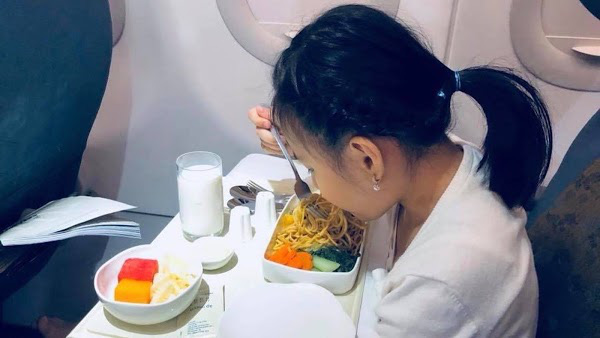 Trung thu đọc t&acirc;m thư x&uacute;c động Thủy Ti&ecirc;n gửi con g&aacute;i: Con c&oacute; thể kh&ocirc;ng l&agrave;m được điều g&igrave; vĩ đại, nhưng nhất định phải l&agrave;m một người tốt - Ảnh 1.
