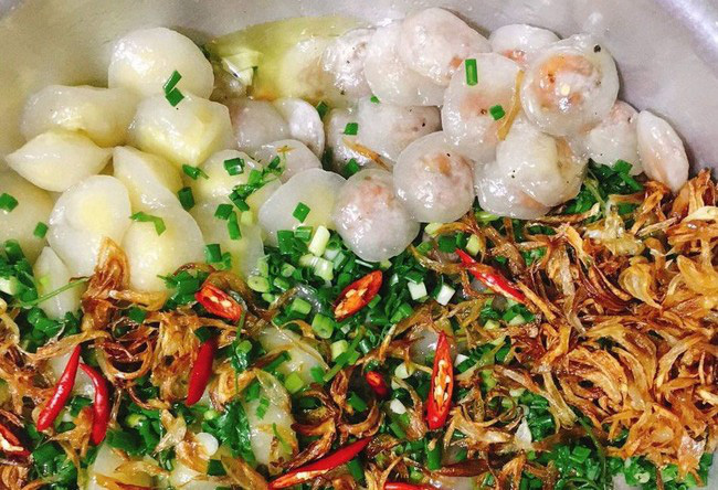 B&eacute; trai mắc nghẹn tử vong do ăn b&aacute;nh bột lọc - Ảnh 1.