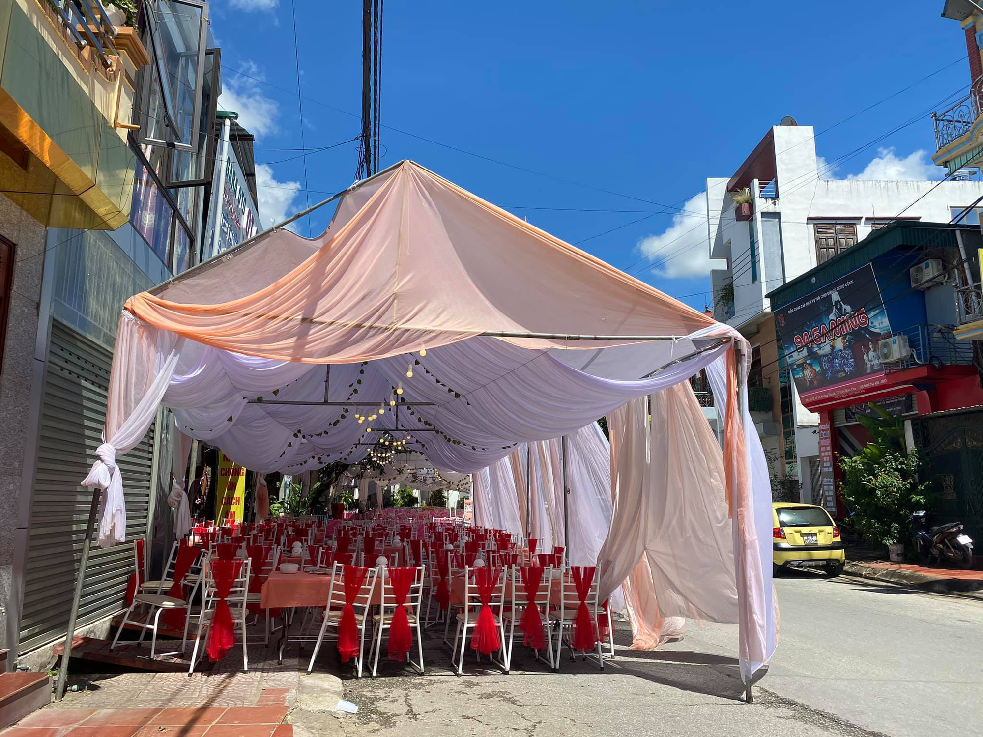 Setting up a theater, displaying 150 wedding decks and bombs, the restaurant owner desperately asked the people of Dien Bien to rescue him - Photo 1.