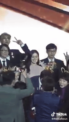 Hot lại clip chị đẹp Son Ye Jin lu mờ vì RM và Yoo Jae Suk tại lễ trao giải: Thủ lĩnh BTS làm gì để MC quốc dân nhìn chằm chằm thế kia? - Ảnh 5.