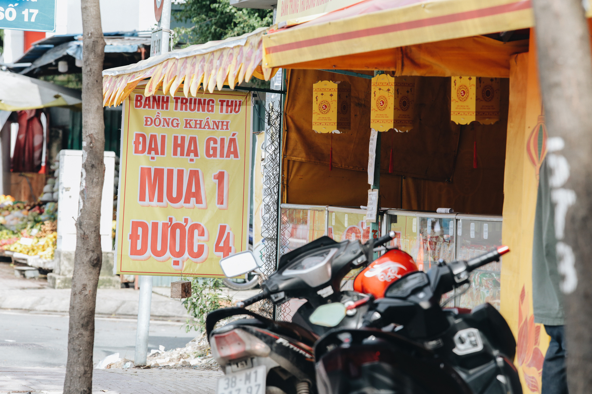 Bánh Trung thu lề đường ở Sài Gòn: Mua 1 tặng 3 nhưng giá bằng 4 cái - Ảnh 5.