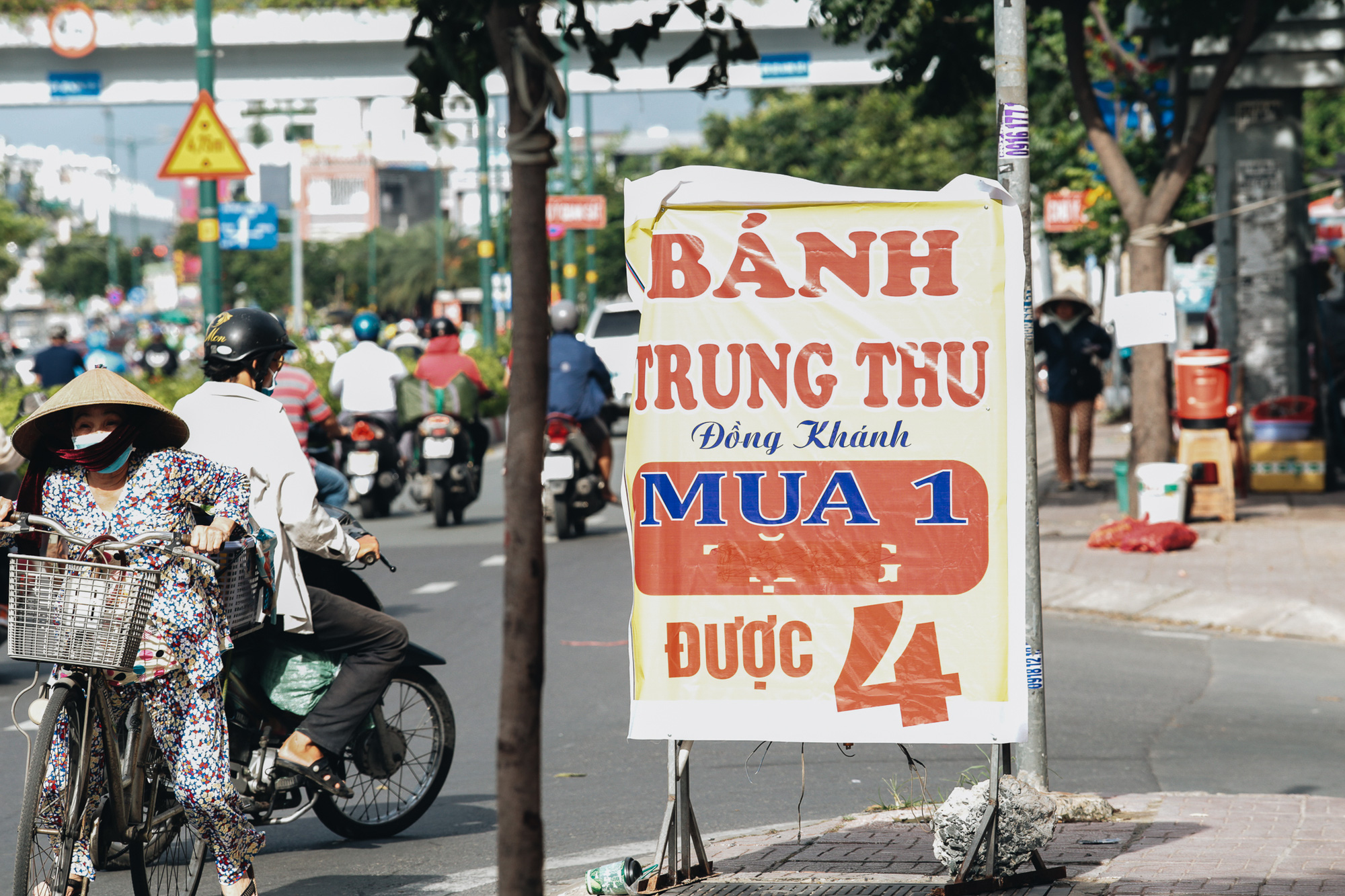 Bánh Trung thu lề đường ở Sài Gòn: Mua 1 tặng 3 nhưng giá bằng 4 cái - Ảnh 1.