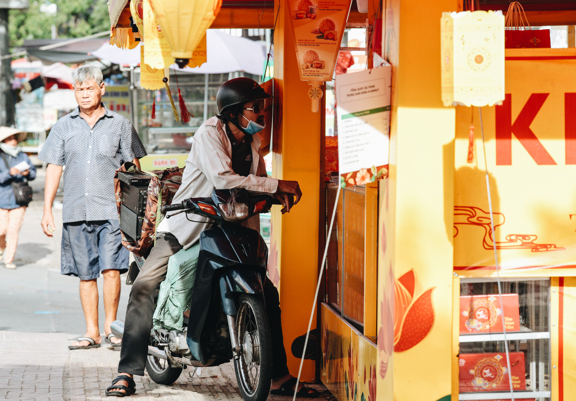 Bánh Trung thu lề đường ở Sài Gòn: Mua 1 tặng 3 nhưng giá bằng 4 cái - Ảnh 3.