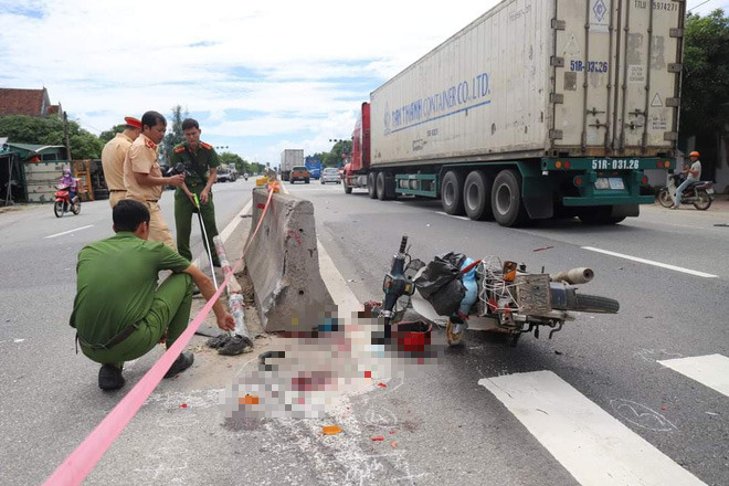 Đâm vào xe máy cắt ngang đường, xe container lật tiếp vào nhà dân khiến 2 người thương vong - Ảnh 2.