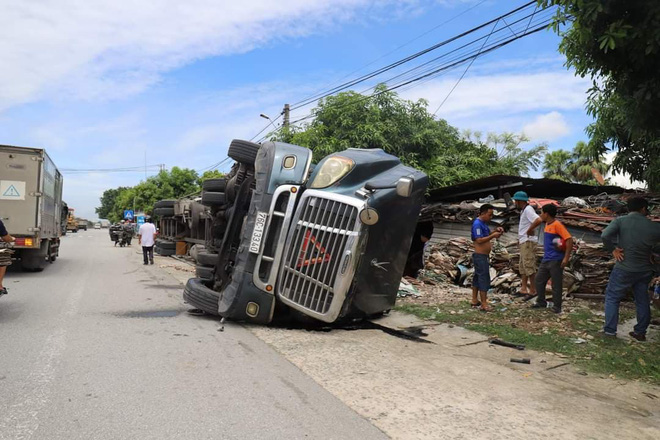 Đâm vào xe máy cắt ngang đường, xe container lật tiếp vào nhà dân khiến 2 người thương vong - Ảnh 3.