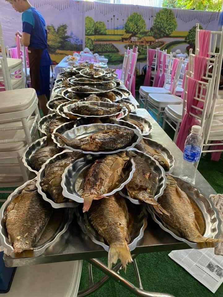 Setting up a theater, displaying 150 wedding trays and being bombarded, the restaurant owner desperately asked the people of Dien Bien to rescue him - Photo 3.