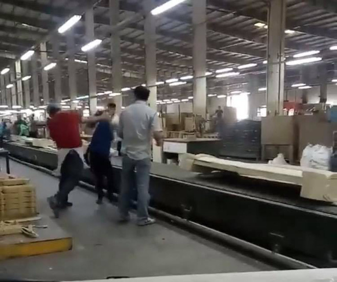 Nam công nhân đánh nữ đồng nghiệp bồi thường 6 triệu đồng - Ảnh 1.
