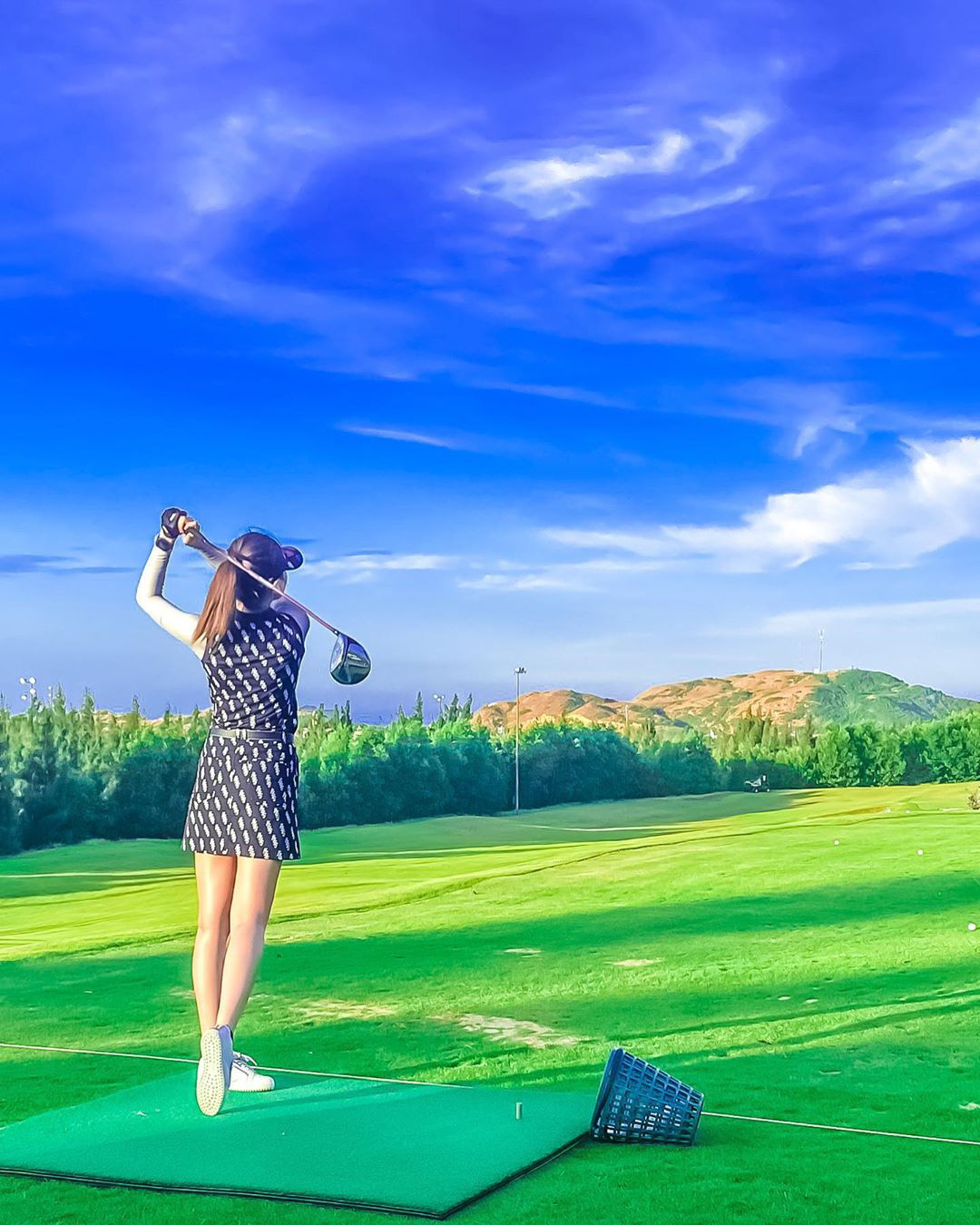 Đánh golf là một trải nghiệm thú vị cho những người yêu thích thể thao. Cùng khám phá những cú đánh tuyệt vời trong hình ảnh đầy màu sắc và sống động này.