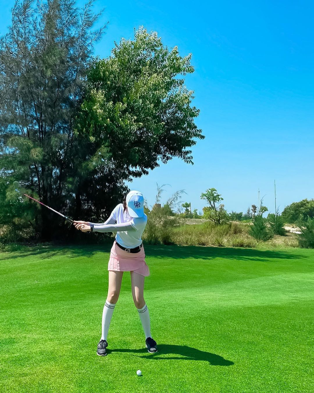Thật tuyệt vời khi gái xinh đang chụp ảnh trên sân golf, với không gian tươi mới và thoáng rộng. Hãy cùng thưởng thức bức ảnh của họ và cảm nhận sự phấn khích và hạnh phúc mà sân golf có thể mang lại.