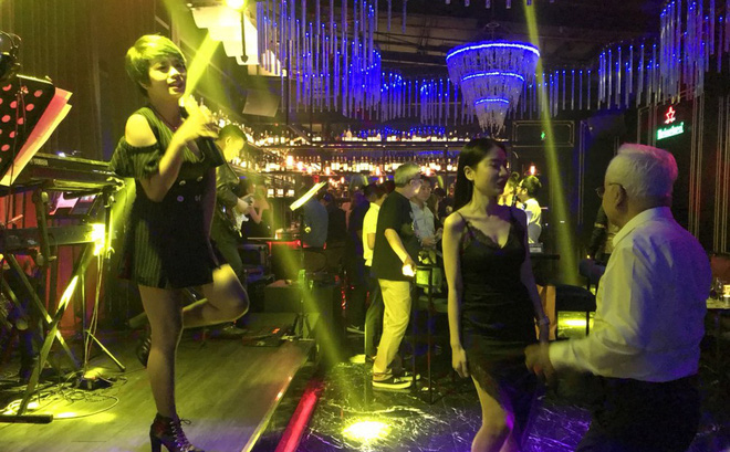 TP.HCM đề xuất hỗ trợ nhân viên quán bar, karaoke, massage do ảnh hưởng của dịch COVID-19 - Ảnh 1.