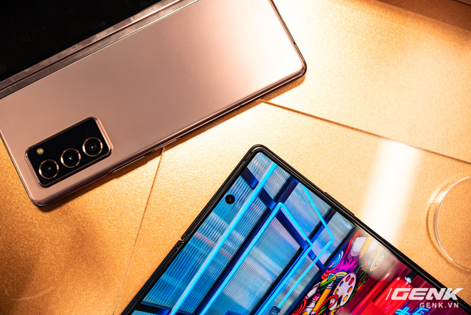 Trên tay Samsung Galaxy Z Fold2: Màn hình tràn viền cả trong lẫn ngoài, cơ chế gập thoải mái hơn, giá 50 triệu đồng - Ảnh 11.