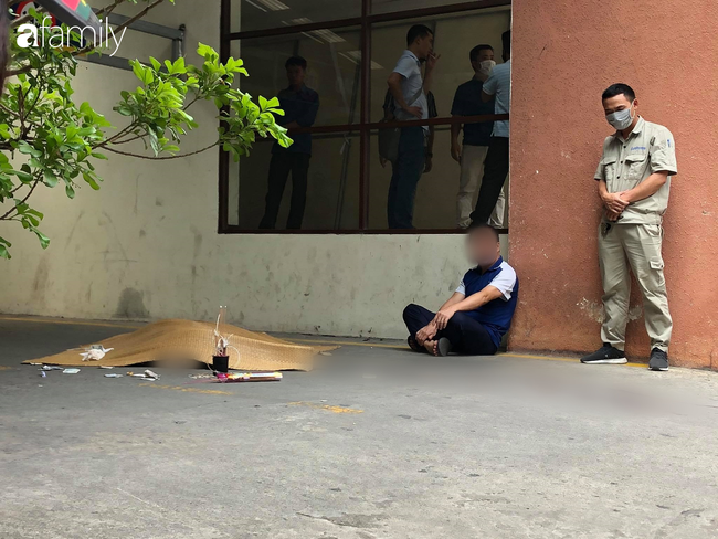 Vụ nam thanh niên rơi từ tầng cao chung cư tử vong ở Hà Nội: Ám ảnh ánh mắt thất thần của người cha ngồi gục bên thi thể con trai - Ảnh 3.