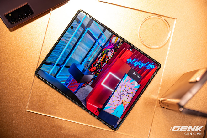 Trên tay Samsung Galaxy Z Fold2: Màn hình tràn viền cả trong lẫn ngoài, cơ chế gập thoải mái hơn, giá 50 triệu đồng - Ảnh 24.