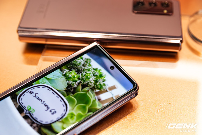 Trên tay Samsung Galaxy Z Fold2: Màn hình tràn viền cả trong lẫn ngoài, cơ chế gập thoải mái hơn, giá 50 triệu đồng - Ảnh 4.