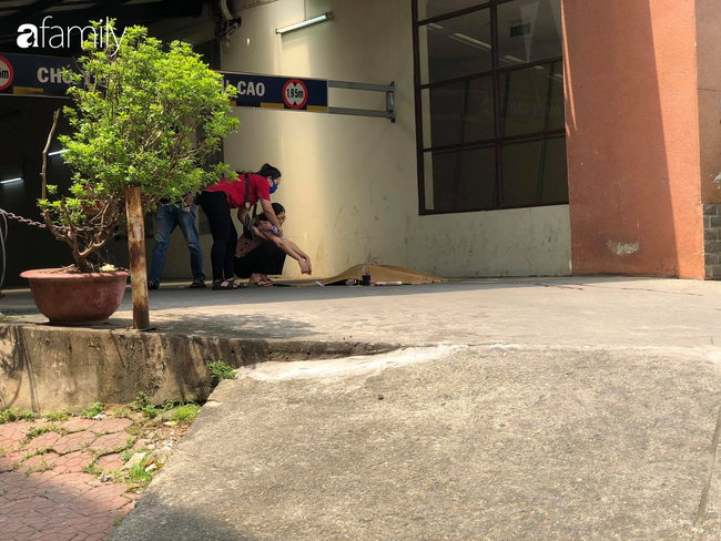 Vụ nam thanh niên rơi từ tầng cao chung cư tử vong ở Hà Nội: Ám ảnh ánh mắt thất thần của người cha ngồi gục bên thi thể con trai - Ảnh 4.
