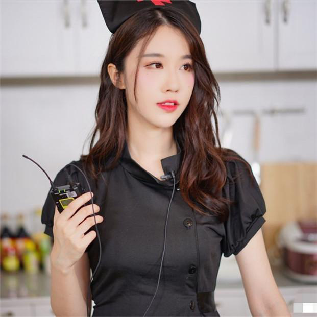 Nữ streamer đăng ảnh tự sướng với thú cưng bị cộng đồng lên án, cho rằng cô nàng tận dụng để khoe thân, thả thính - Ảnh 4.