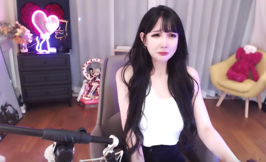 Nữ streamer mếu máo xin lỗi khán giả vì... quên cài khóa quần ngay trên sóng livestream - Ảnh 5.