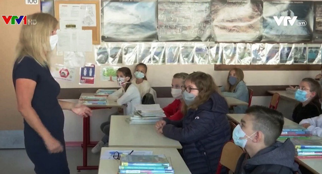 Số ca nhiễm COVID-19 tăng cao, Pháp đóng cửa 22 trường học - Ảnh 1.