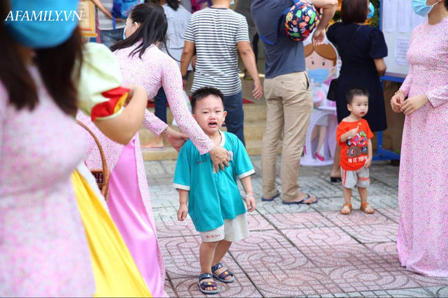 Loạt ảnh không thể bỏ qua ngày khai giảng: Học sinh mầm non cưng muốn xỉu, vừa đến trường đã gào khóc đòi về - Ảnh 1.